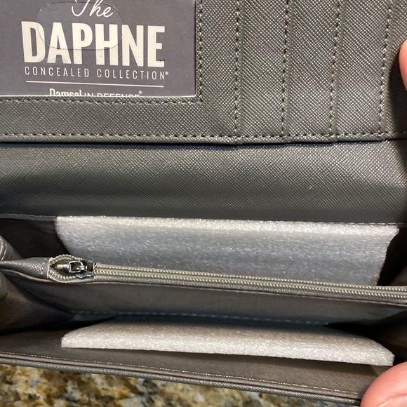 Damsel In Defense Soft Shelly Wallet RFID * - Picture 3 of 5